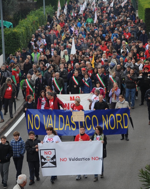 Una manifestazione dei sindaci e comunità contro la PiRuBi